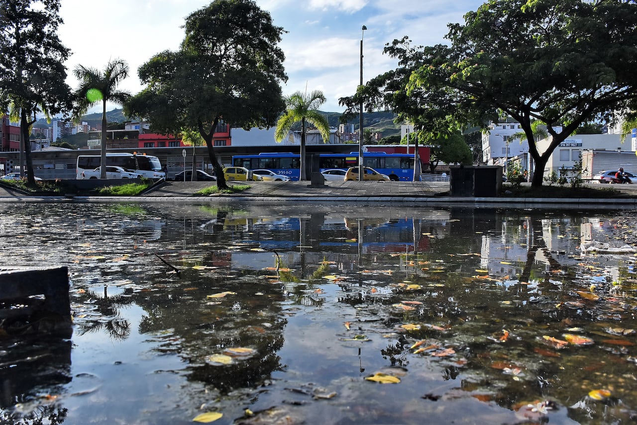 El País denuncia, Basuras en la fuente y falta de banderas en el parque de las banderas.