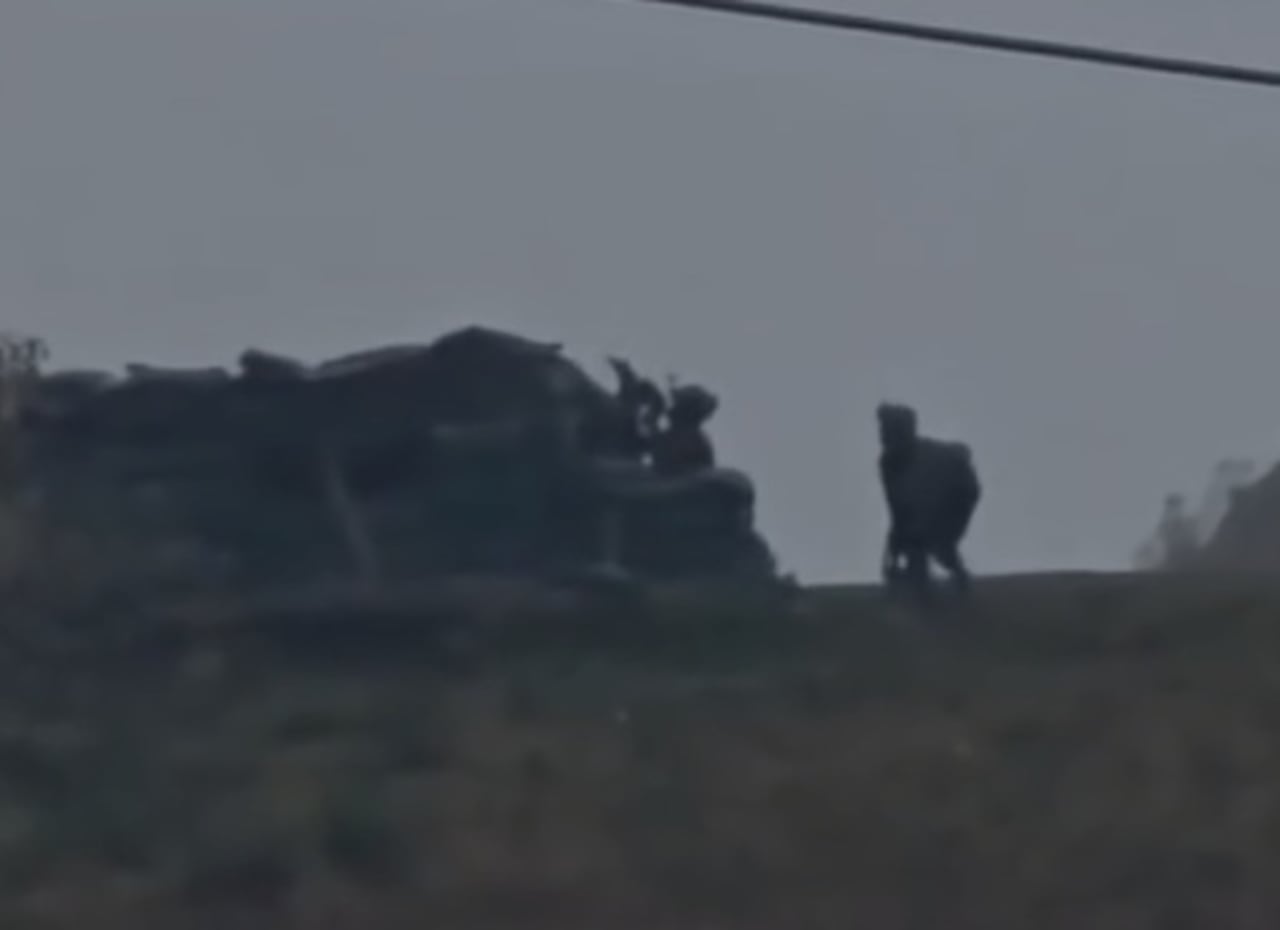 Un video grabado por habitantes de Jambaló registró el momento en que militares respondieron al ataque con drones que, según la comunidad, transportaban explosivos.