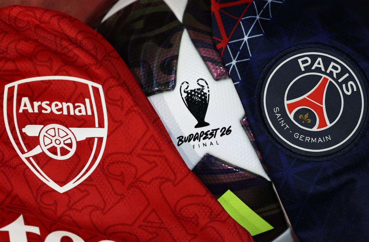 Esta fotografía muestra los escudos de las camisetas del Paris Saint-Germain (derecha) y del Arsenal (izquierda) en París, el 19 de mayo de 2026. El Paris Saint-Germain se enfrentará al Arsenal en la final de la Liga de Campeones de la UEFA en Budapest el 30 de mayo de 2026. (Foto de FRANCK FIFE / AFP)