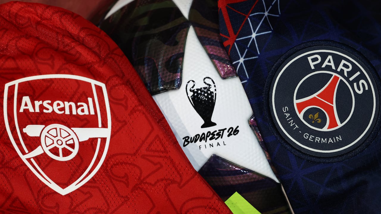 Esta fotografía muestra los escudos de las camisetas del Paris Saint-Germain (derecha) y del Arsenal (izquierda) en París, el 19 de mayo de 2026. El Paris Saint-Germain se enfrentará al Arsenal en la final de la Liga de Campeones de la UEFA en Budapest el 30 de mayo de 2026. (Foto de FRANCK FIFE / AFP)