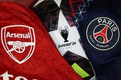 Esta fotografía muestra los escudos de las camisetas del Paris Saint-Germain (derecha) y del Arsenal (izquierda) en París, el 19 de mayo de 2026. El Paris Saint-Germain se enfrentará al Arsenal en la final de la Liga de Campeones de la UEFA en Budapest el 30 de mayo de 2026. (Foto de FRANCK FIFE / AFP)