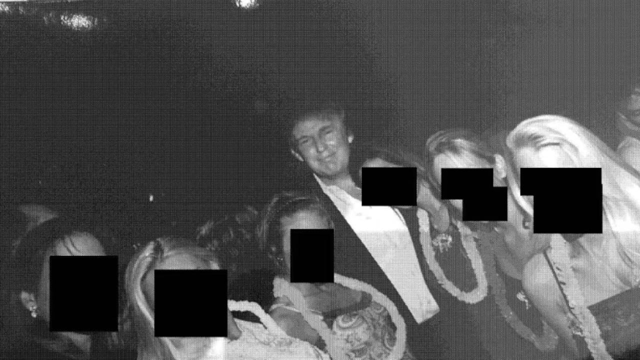 Donald Trump junto a cinco mujeres desconocidas en una fiesta de Jeffrey Epstein.