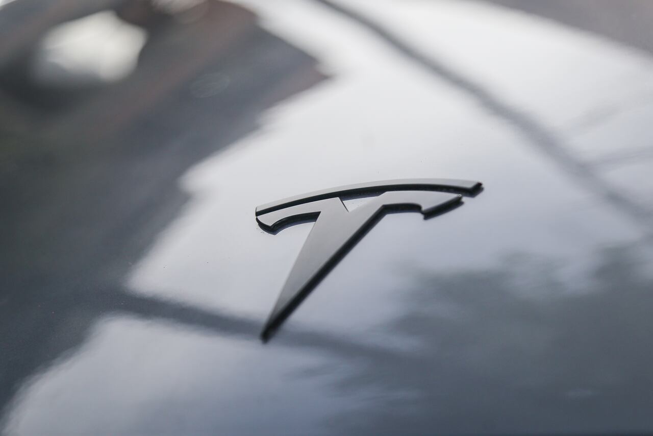 Logo de la marca de vehículos Tesla, que anunció su llegada a Colombia.