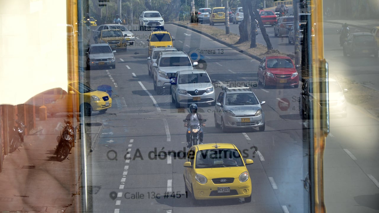 Secretaría de Movilidad Distrital iniciará operativos de control a los vehículos de Transporte que trabajen con plataformas. 19 de septiembre de 2024. Foto Jorge Orozco / El País.