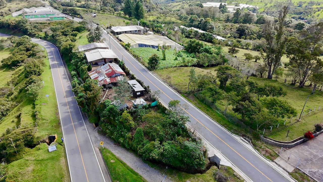 La Gobernación del Cauca entregó más de seis kilómetros de vía pavimentada entre los sectores de Usenda, La Estrella y El Jardín, en el municipio de Silvia.