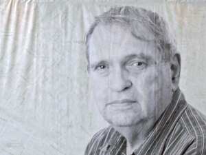 El poeta venezolano Rafael Cadenas recibió el Premio de Literatura en Lenguas Romances en el marco de la Feria Internacional del Libro de Guadalajara (México), el 28 de noviembre de 2009.