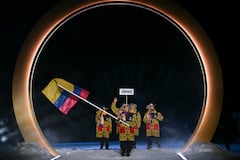 El abanderado colombiano, Fredrik Fodstad, desfila durante la ceremonia de apertura de los Juegos Olímpicos de Invierno Milano Cortina 2026 en el Estadio de Salto de Esquí de Predazzo (Val di Fiemme), el 6 de febrero de 2026. (Foto: Javier SORIANO / AFP)