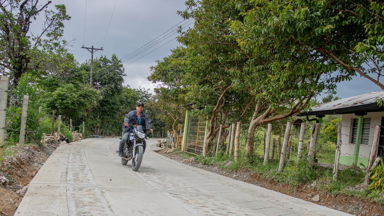 Cerca de 150 familias de Santana y de sectores cercanos como Figueroa, El Charco y Cajete se beneficiarán con el mejoramiento de este corredor vial.