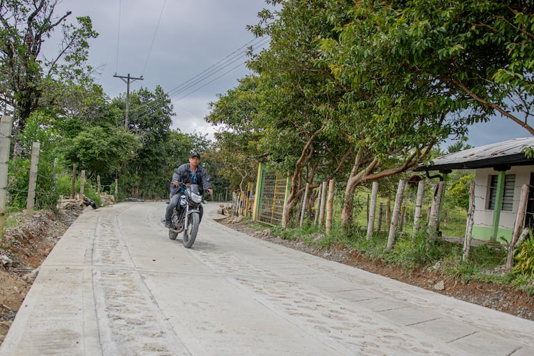 Cerca de 150 familias de Santana y de sectores cercanos como Figueroa, El Charco y Cajete se beneficiarán con el mejoramiento de este corredor vial.
