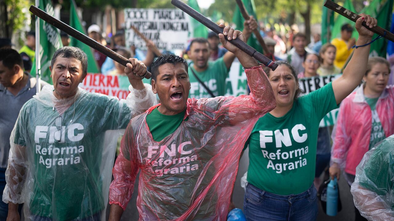 Los agricultores, algunos de ellos de la Federación Nacional Campesina (FNC), marchan por la reforma agraria, mejores servicios de salud pública y educación, y ayuda económica para su sector durante una marcha anual de agricultores en Asunción, Paraguay. Jueves 27 de marzo de 2025.