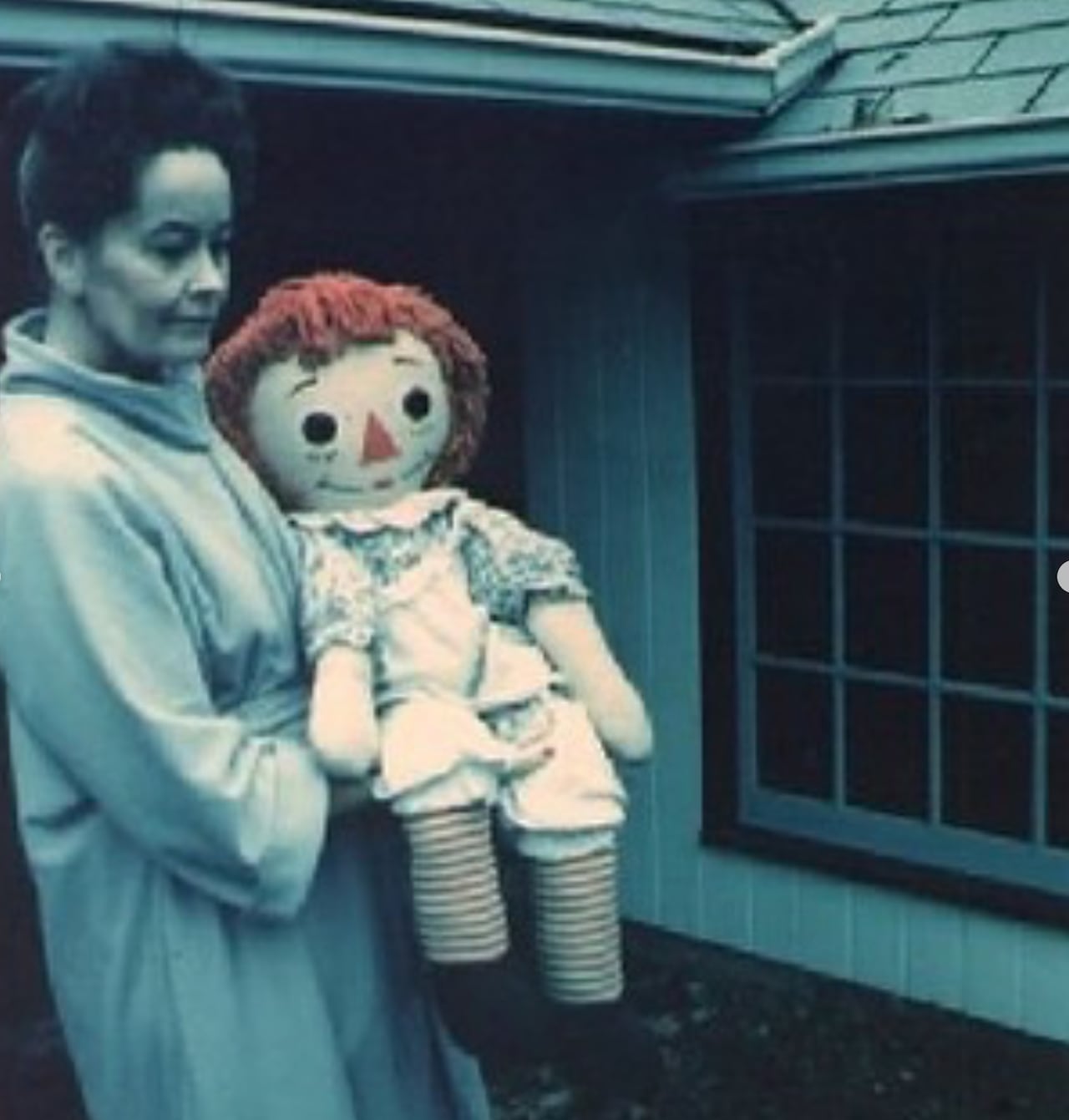 Tras la muerte de Dan Rivera, reconocido cuidador de la muñeca Annabelle, el comediante Matt Rife asume la tutela de esta icónica pieza del museo Warren.