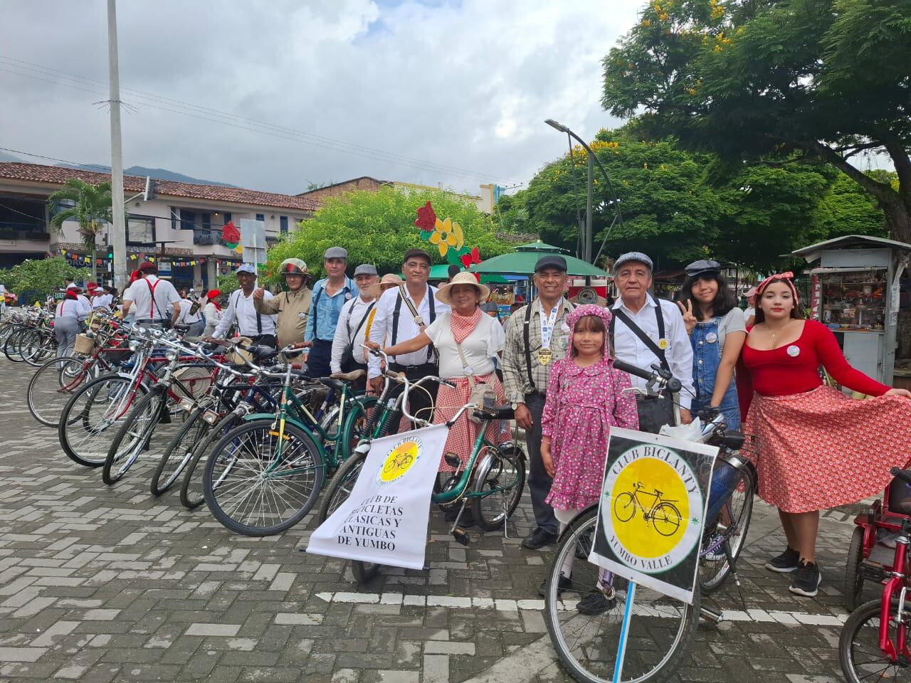Bicicletas equipadas con accesorios originales, conservadas como verdaderas joyas familiares.