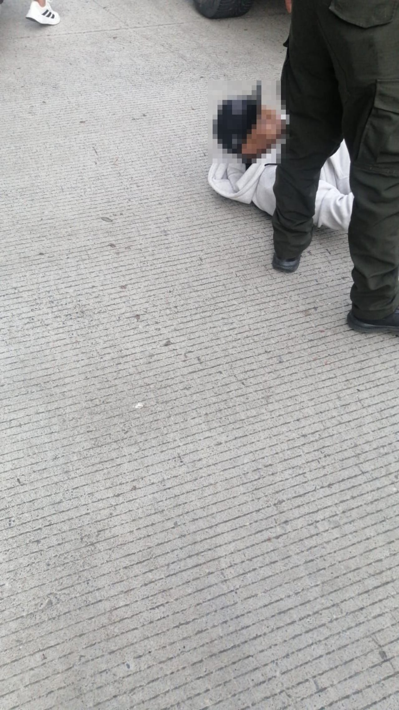 Los policías, cumpliendo su debe constitucional de proteger la vida, esposaron a los sujeros para después llevarlos a un centro asistencial, bajo estrictas medidas de seguridad.
