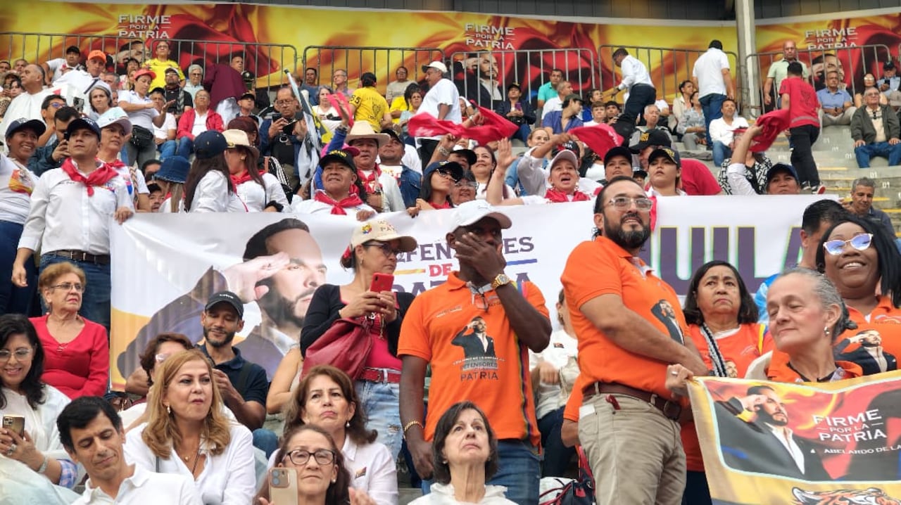 Cientos de caleños se aglomeran a las afueras del Arena Cañaveralejo para acompañar al candidato Abelardo de la Espriella a oficializar su aspiración por la carrera presidencial.