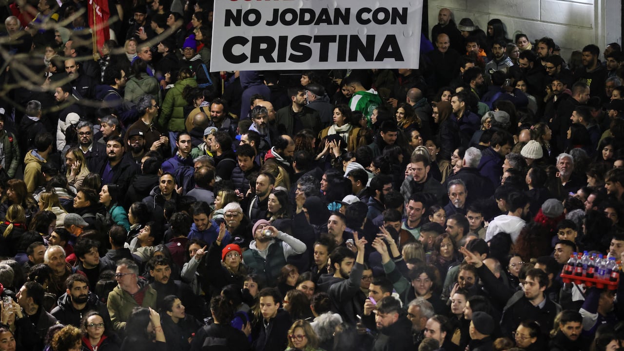 Los manifestantes que respaldan a Cristina Fernández se ubicaron en varios sitios estratégicos de Buenos Aires.