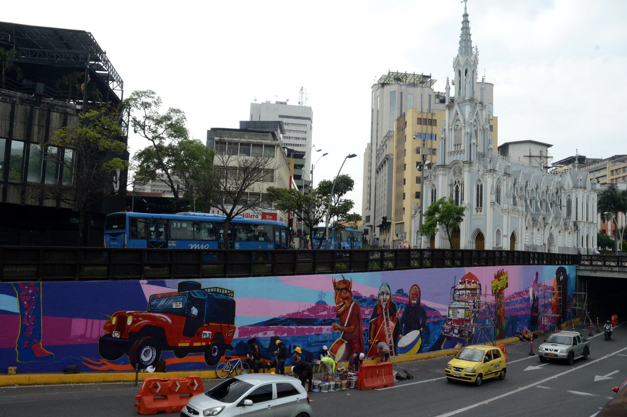 Cali: Continúan pintando los murales simbólicos de la ciudad a la salida del túnel de mundialista. Foto José L Guzmán. El País