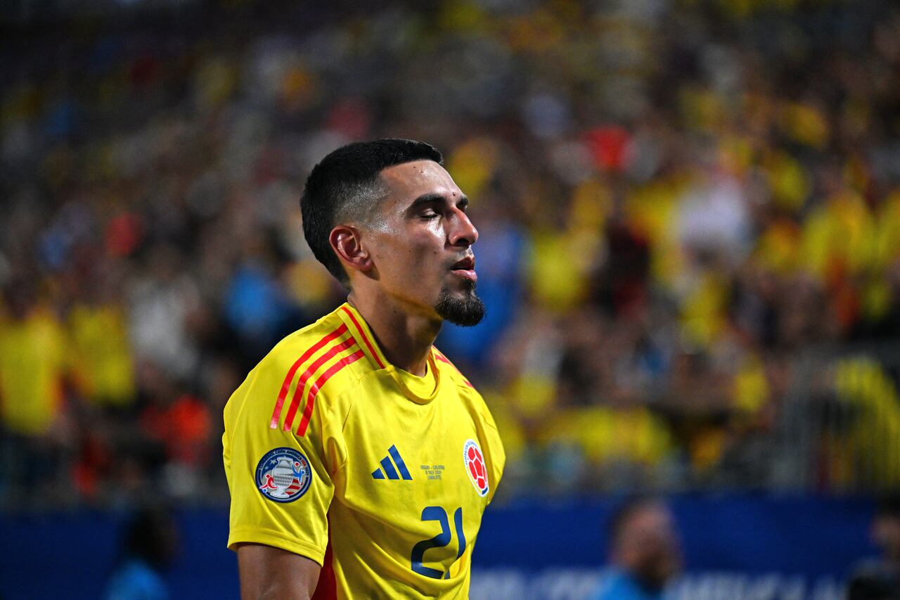 Gesto de Daniel Muñoz luego de salir expulsado ante Uruguay por las semifinales de la Copa América.
