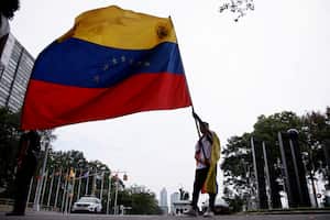Los manifestantes protestan contra la cuestionada victoria presidencial del presidente venezolano Nicolás Maduro, frente a la sede de las Naciones Unidas en la ciudad de Nueva York, el 2 de agosto de 2024. Maduro fue anunciado como vencedor en las elecciones del 29 de julio, un resultado que desafió las encuestas preelectorales, desencadenando Protestas mortales y críticas globales. El secretario de Estado de Estados Unidos, Antony Blinken, dijo el 1 de agosto que había "evidencias abrumadoras" de que ganó el candidato de la oposición Edmundo González Urrutia. (Foto de Leonardo Muñoz / AFP)