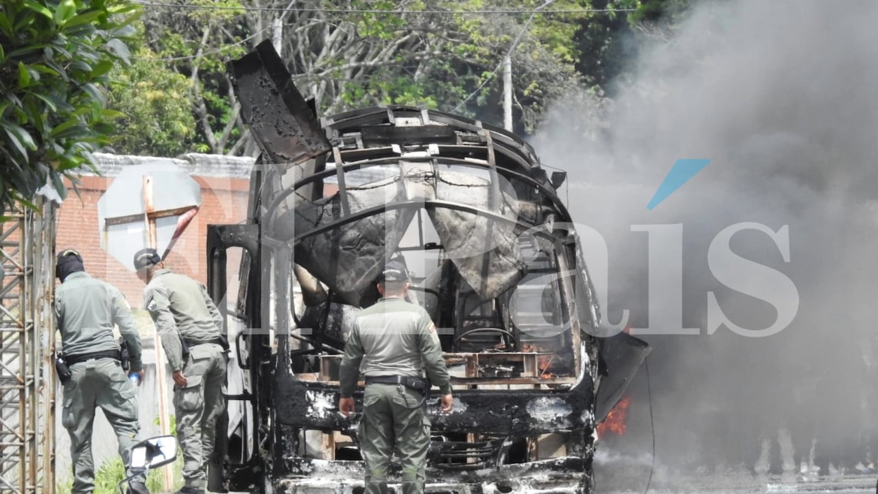 El bus quedó totalmente incinerado en inmediaciones al batallón, exactamente sobre la Carrera 80.