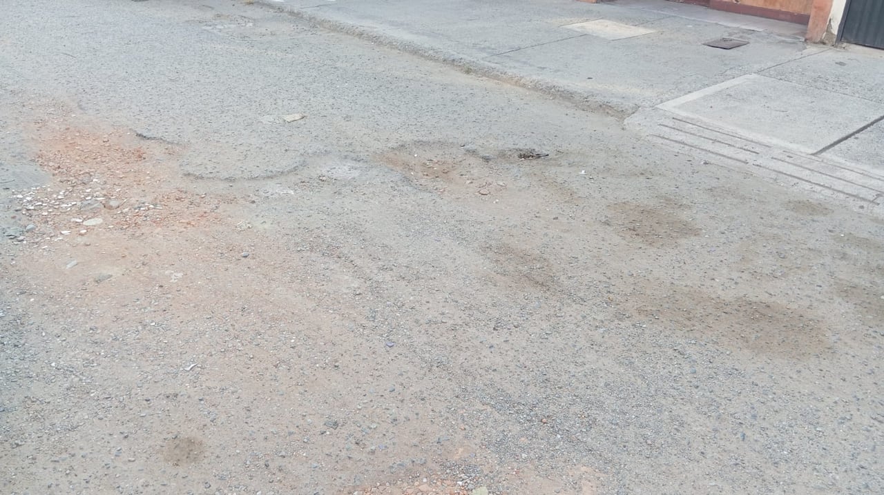 El constante tránsito de carros, motocicletas y vehículos pesados levanta polvo sobre la vía, una situación que, según los vecinos, afecta a quienes viven en el sector.