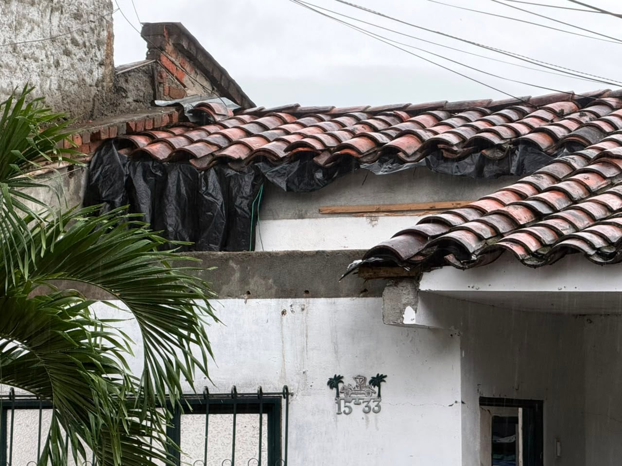 En Roldanillo las viviendas necesitan tejas de zinc, cañabrava y plástico para cubrir los techos y los orificios que quedaron después del sismo.