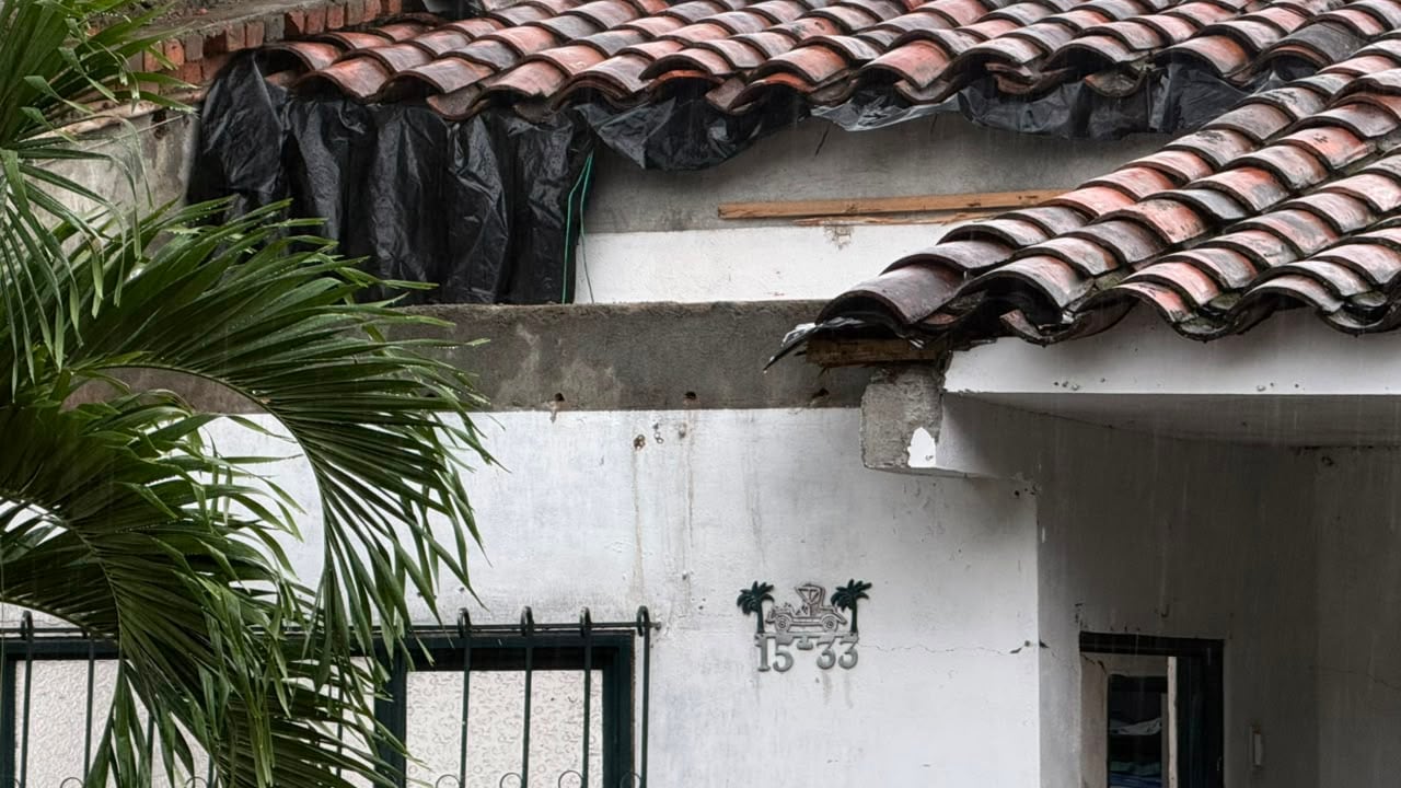 En Roldanillo las viviendas necesitan tejas de zinc, cañabrava y plástico para cubrir los techos y los orificios que quedaron después del sismo.