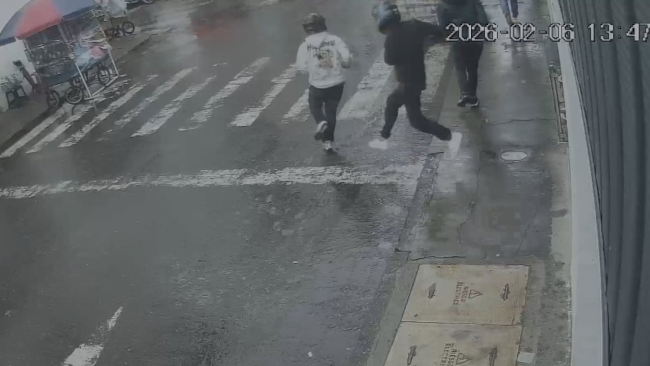Este es el momento cuando dos antisociales salen corriendo del sitio donde ejecutaron el ataque armado, en el corazón del centro histórico de Popayán, a una cuadra de la alcaldía.