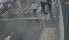 Este es el momento cuando dos antisociales salen corriendo del sitio donde ejecutaron el ataque armado, en el corazón del centro histórico de Popayán, a una cuadra de la alcaldía.