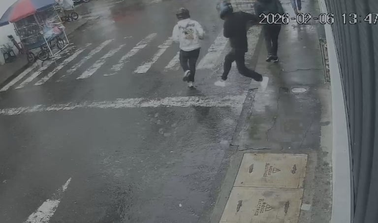 Este es el momento cuando dos antisociales salen corriendo del sitio donde ejecutaron el ataque armado, en el corazón del centro histórico de Popayán, a una cuadra de la alcaldía.