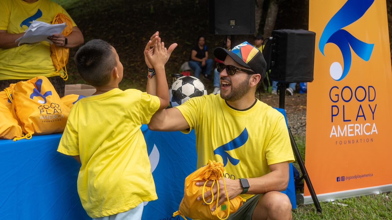 Varios niños de las escuelas de Cali recibieron implementos para el desarrollo de sus actividades deportivas.