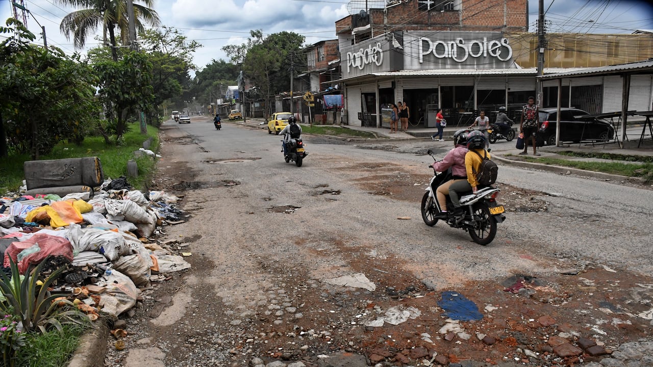 Cali: En rueda de prensa, el alcalde Alejandro Eder informó que un porcentaje de los dineros aprobados por el concejo serán invertidos en la recuperación de la Av Ciudad de Cali y escuelas.. Foto José L Guzmán