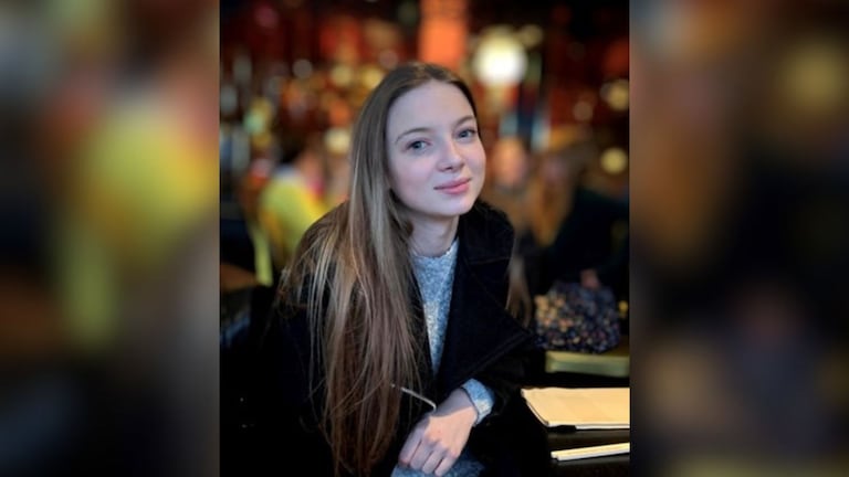 Isabel McEgan fue una joven británica de 19 años cuyo caso se hizo viral a nivel internacional por haber sido diagnosticada erróneamente de "estrés universitario" por múltiples especialistas mientras padecía un cáncer terminal.