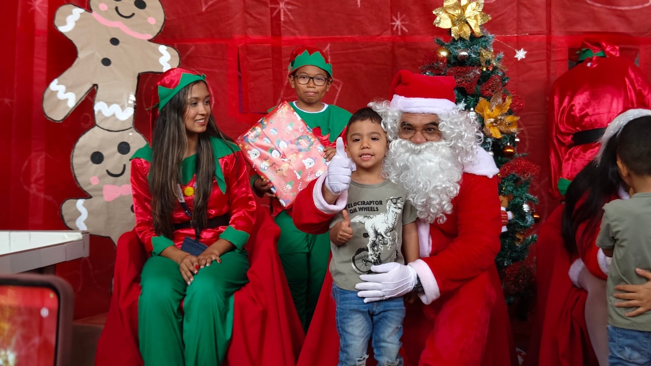 Voluntarios de la Cruz Roja y El País acompañaron la entrega de regalos y refrigerios en Cali.