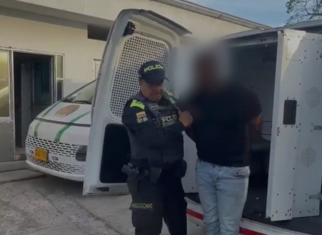 En poder de los capturados las autoridades incautaron un arma de fuego, seis teléfonos celulares y prendas de uso privativo de las Fuerzas Militares y de la Policía Nacional.