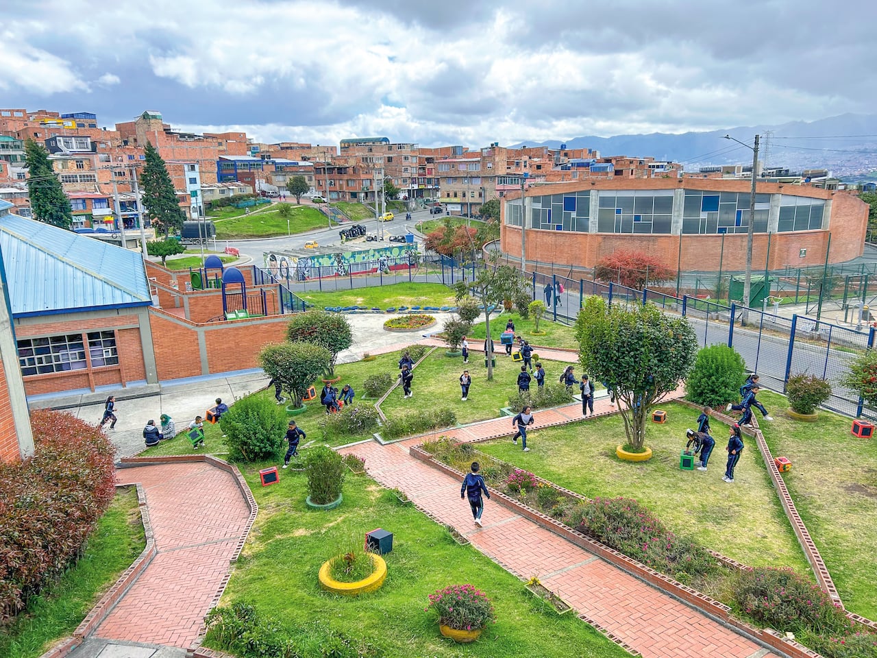 Mansour Al Mansour, el mejor profesor del mundo visitó un colegio en Ciudad Bolívar, Bogotá.