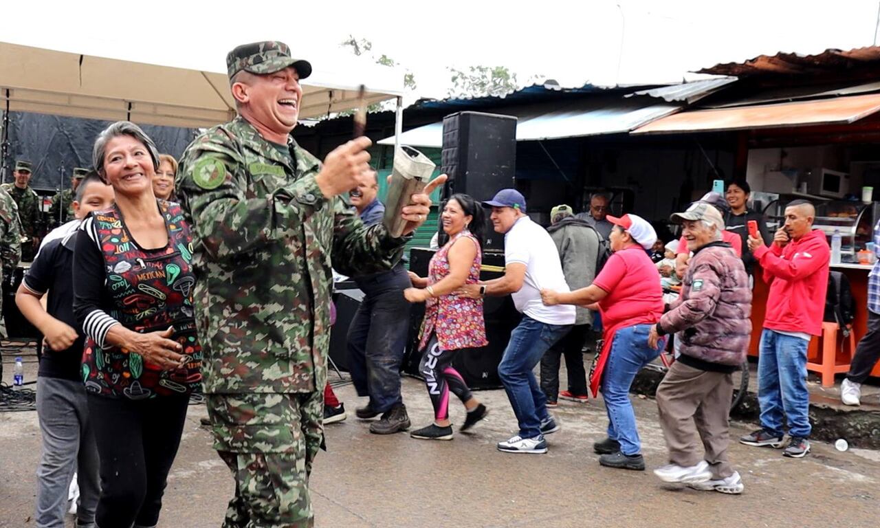 Los militares adelantaron además actividades lúdicas con los comerciantes y transúntes.