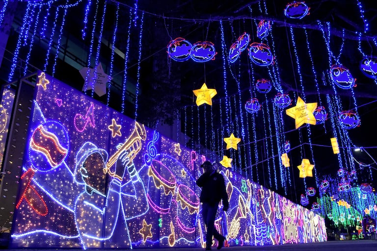 Pruebas técnicas del Alumbrado Navideño 'Cali, un Sorprendente Relato Popular'.