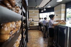 Pese a que en muchas ciudades de Colombia hay panaderías en cada esquina, el consumo de este producto tradicional se ha mantenido estable en los últimos años. Foto Jorge Orozco.