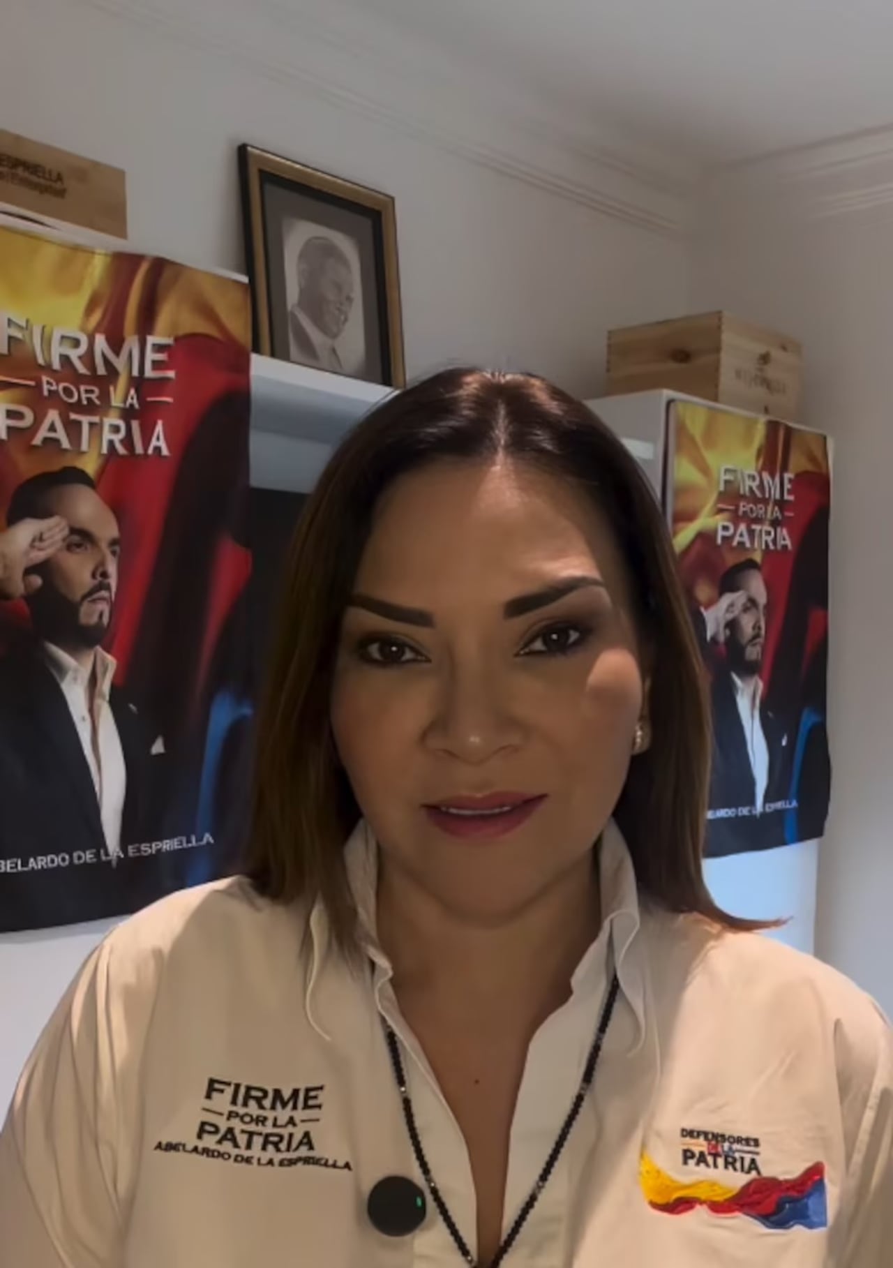 Bravo Vélez es jurista graduada de la Universidad Autónoma del Caribe, con posgrados en Alta Gerencia y Derecho Administrativo, y posee un máster en Administración.