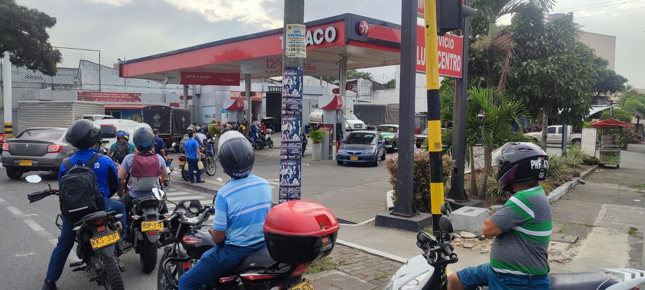 Vehículos hacen fila en las estaciones de gasolina ante posible desabastecimiento por el paro camionero. (Jose Luis Guzmán)