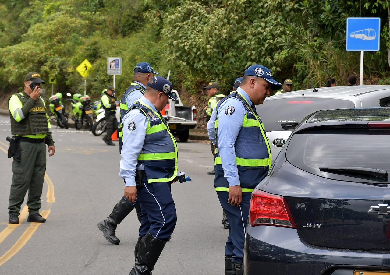 Operativos de los Agentes de Transito y Policía Nacional, es lo que se ve en diferentes puntos de las entradas a Cali por el primer puente festivo del mes de noviembre. Fotos Raúl Palacios / El Pais.