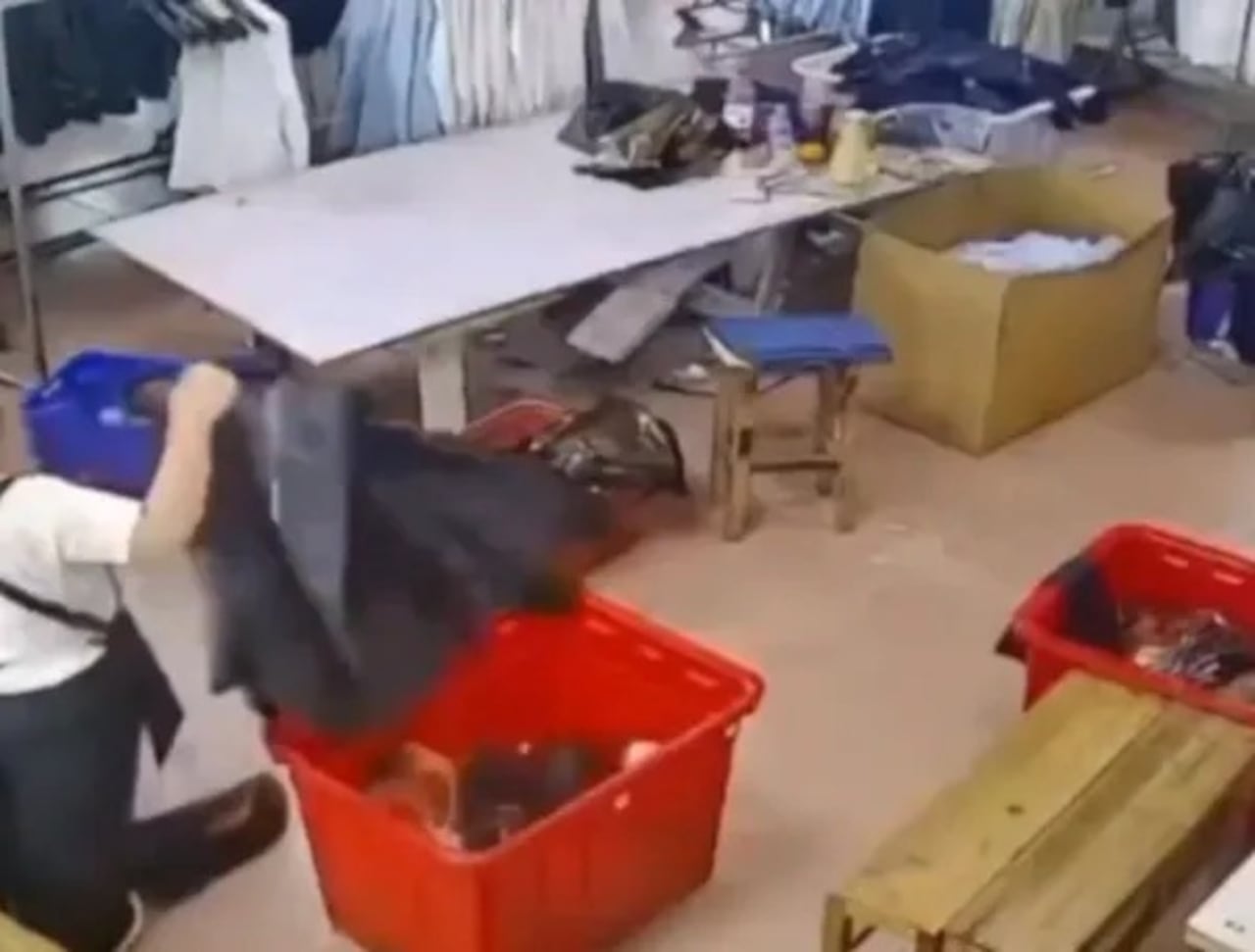 Niño muere al caer en una cesta de ropa.