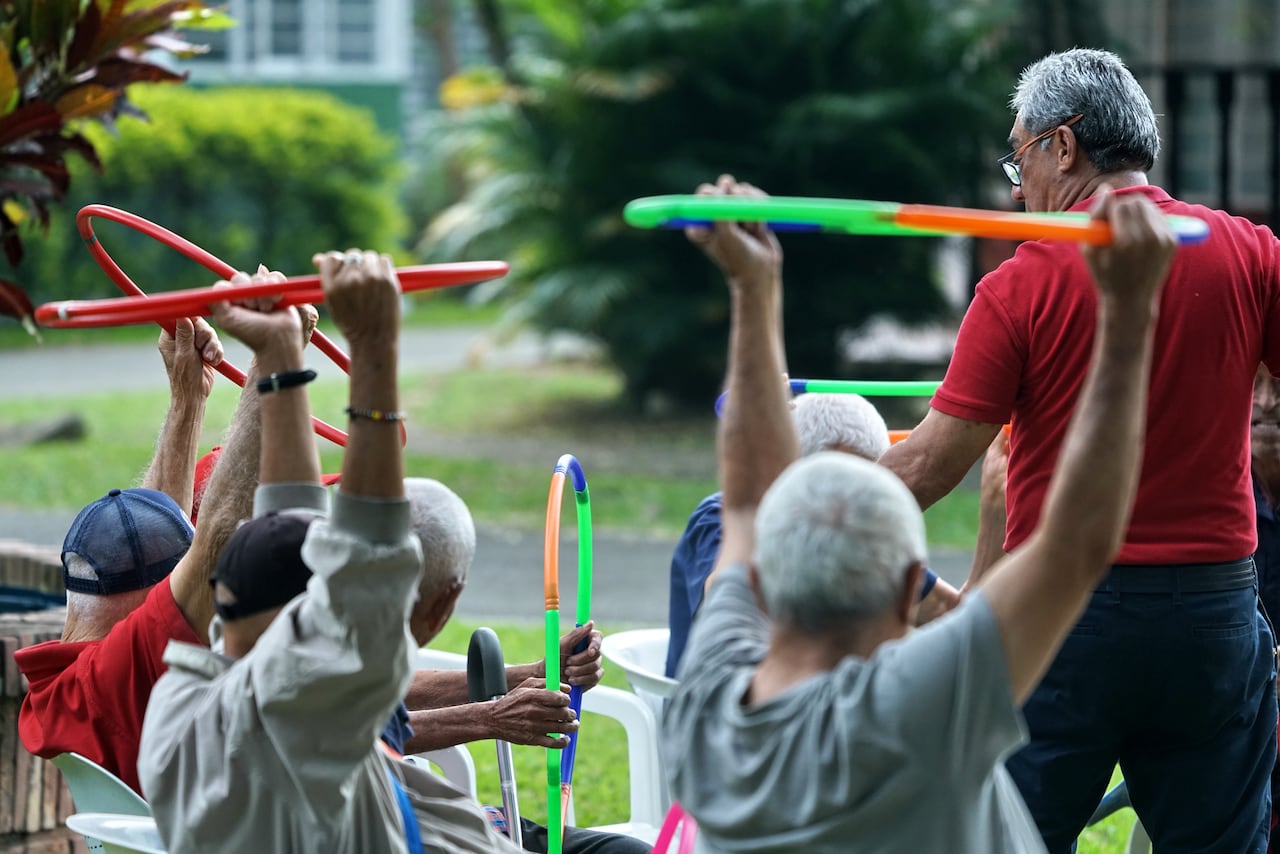 Centro Vida es un programa para el bienestar del adulto mayor, que impacta de manera positiva en sus vidas, mejorando a nivel físico, mental, emocional y espiritual, posible a través de los programas creados por la Alcaldía de Santiago de Cali y la Secretaría de Bienestar Social, operado por la E.S.E. San Miguel. Foto Jorge Orozco