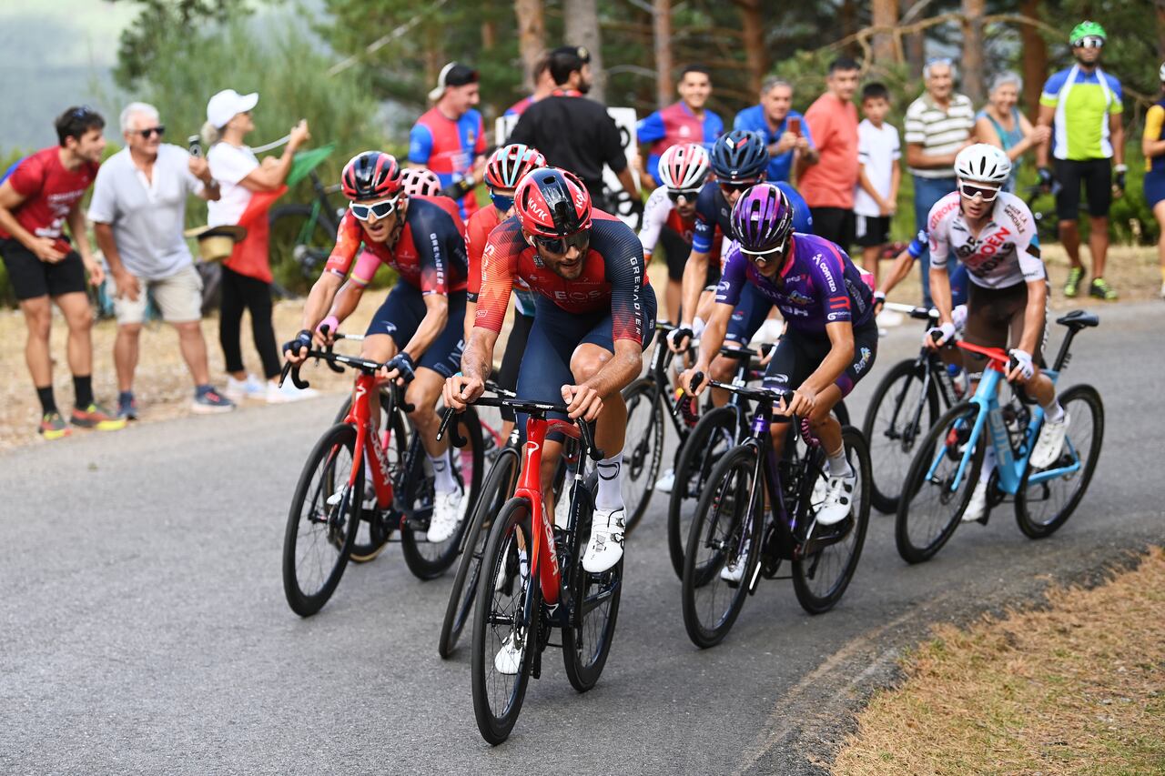 LA LAGUNA NEGRA.VINUESA, ESPAÑA - 6 DE SEPTIEMBRE: Filippo Ganna de Italia y el equipo INEOS Grenadiers compiten en la escapada durante la 78.ª Vuelta a España 2023, etapa 11, una etapa de 163,2 km desde Lerma a La Laguna Negra. Vinuesa 1730m / #UCIWT / el 06 de septiembre de 2023 en La Laguna Negra.Vinuesa, España. (Foto de Tim de Waele/Getty Images)