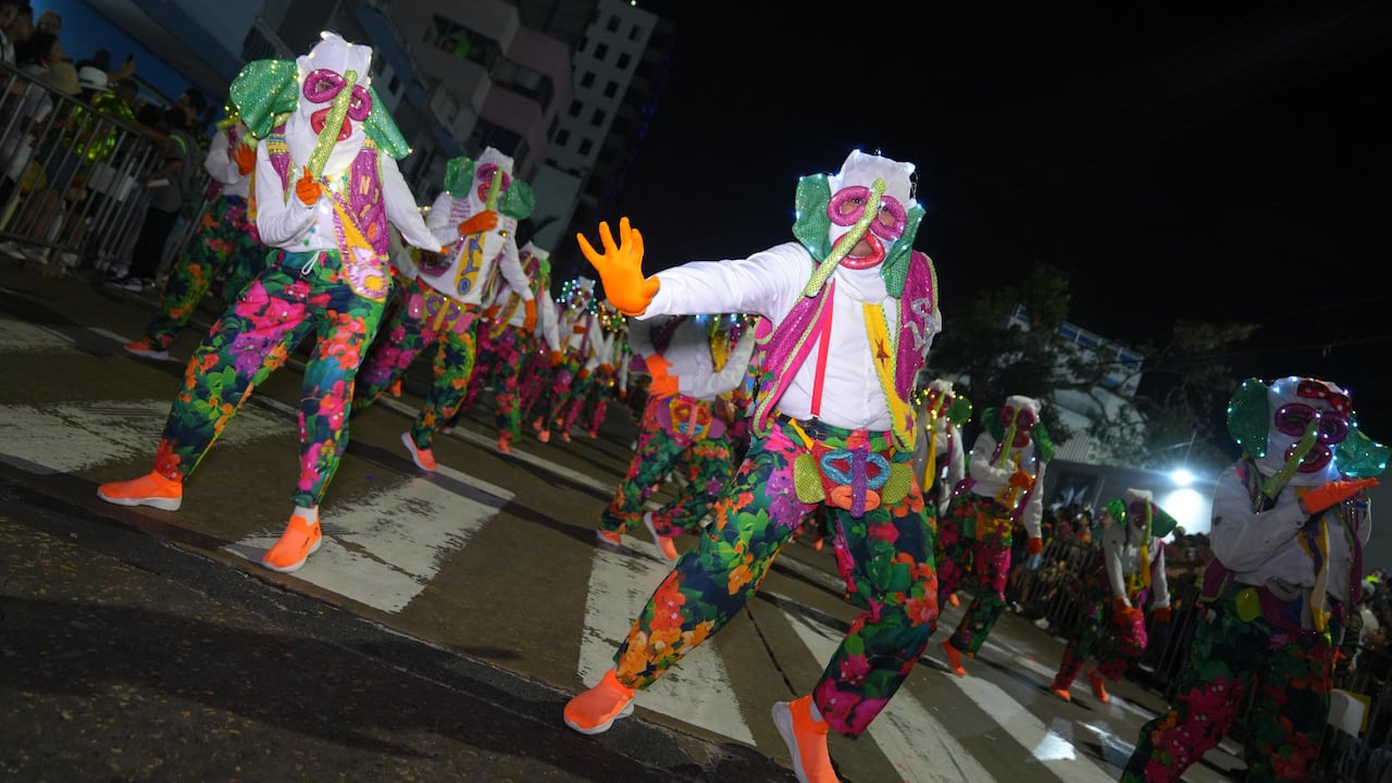 El tradicional desfile es la antesala del Carnaval de Barranquilla. Desde las 4:00 de la tarde de este viernes, la ciudad está de fiesta.
