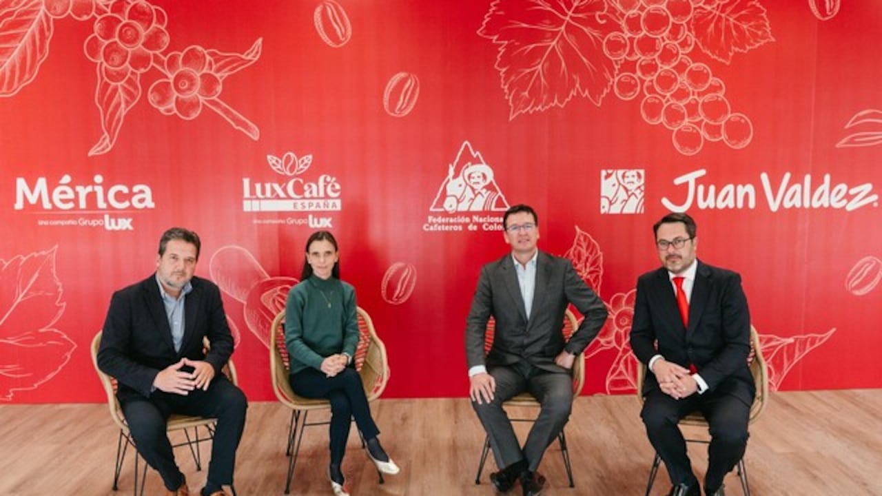 Acuerdo comercial FNC y Grupo Lux Internacional de España. En la foto Juan David Vélez,CEO Grupo Lux Internacional; Camila Escobar, CEO Juan Valdez; Germán Bahamón, gerente Federación Nacional de Cafeteros de Colombia; y Pedro Bouza, director general Grupo Lux Internacional Europa. Fotografía cortesía Federación Nacional de Cafeteros de Colombia.