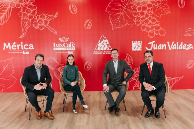 Acuerdo comercial FNC y Grupo Lux Internacional de España. En la foto Juan David Vélez,CEO Grupo Lux Internacional; Camila Escobar, CEO Juan Valdez; Germán Bahamón, gerente Federación Nacional de Cafeteros de Colombia; y Pedro Bouza, director general Grupo Lux Internacional Europa. Fotografía cortesía Federación Nacional de Cafeteros de Colombia.