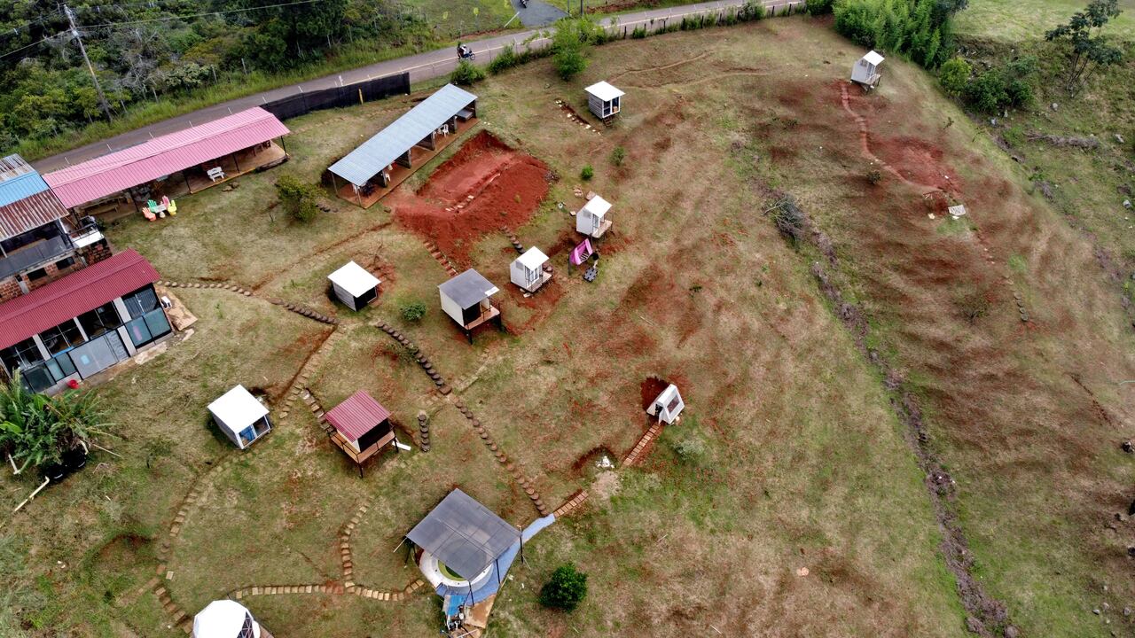 Este es el millonario lote que el municipio no logra recuperar
Hamacas, ubicado atrás de Cristo Rey, hace parte del inventario de bienes de la ciudad, pero un particular lo intervino, vendió lotes e instaló un centro vacacional. Aún así, el municipio no hace nada por recuperarlo y el corregidor estaría actuando en favor del invasor. Foto Raúl Palacios / El Pais.