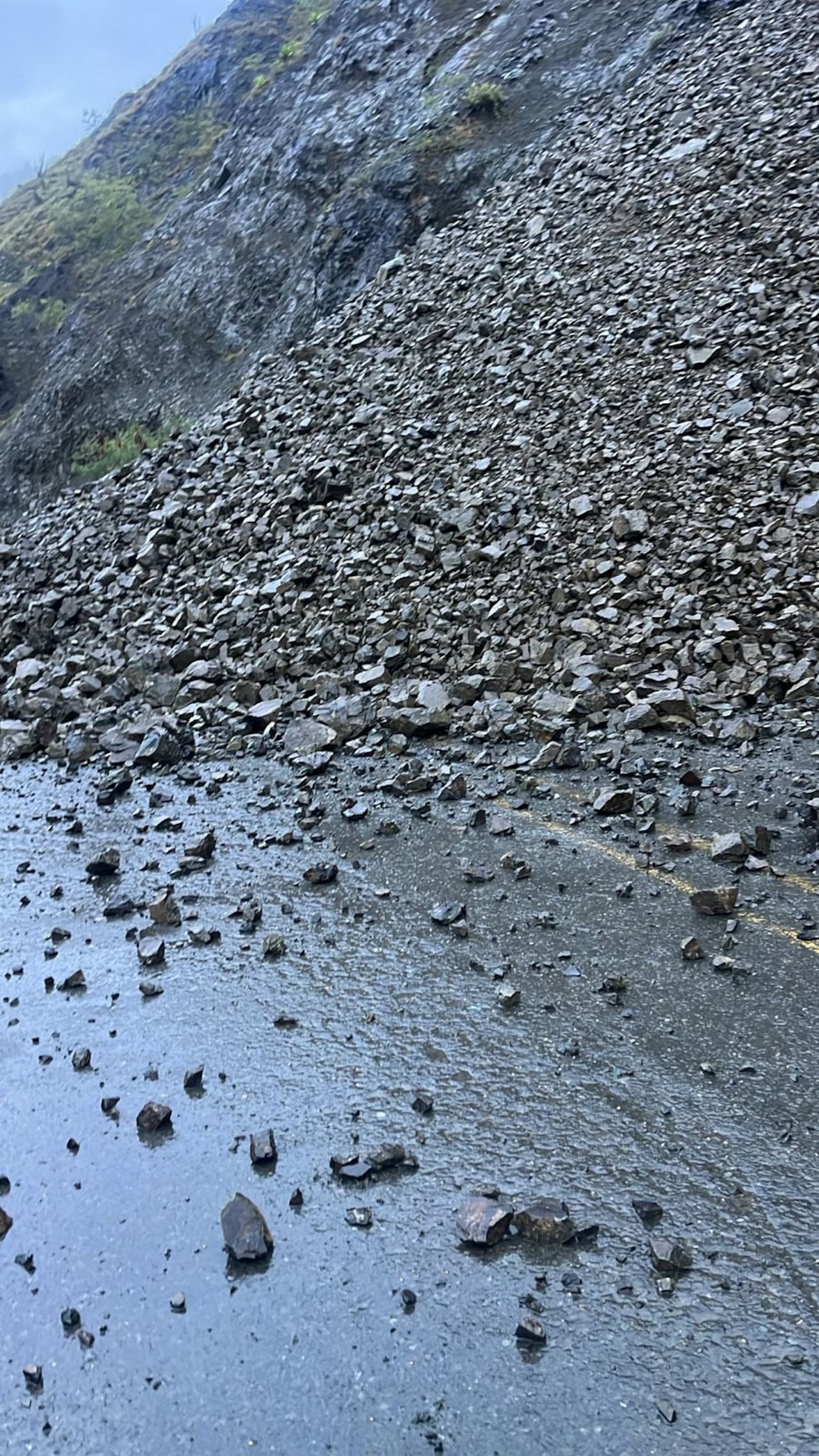deslizamiento vía al mar.