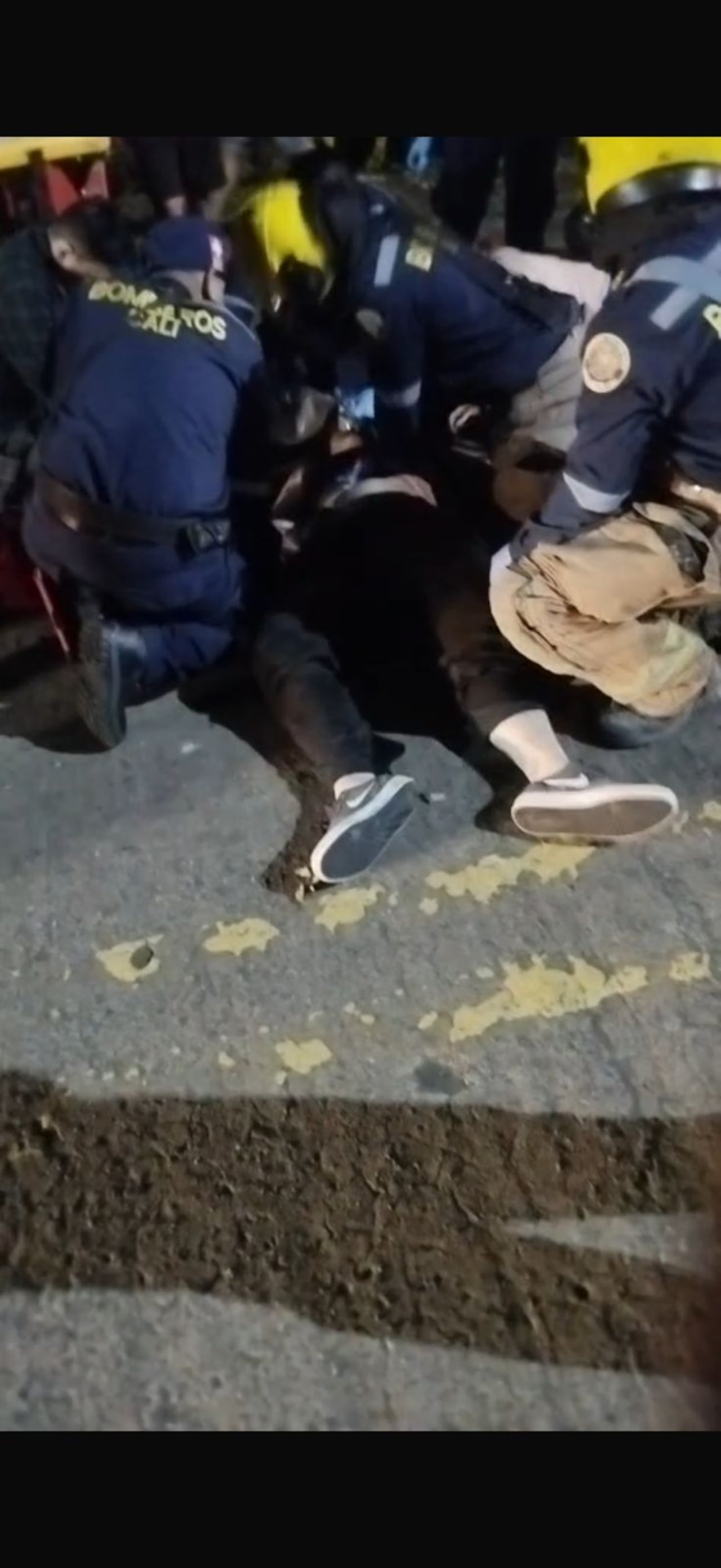 Unidades de emergencia atendieron al joven en el lugar, donde intentaron reanimarlo tras el accidente.